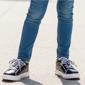 NIB DKNY Brooke Glitter Lace Up Sneaker in Black/Silver Size 5‎